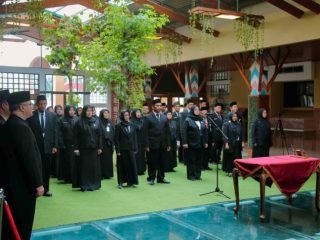 Kepala Dinas Pendidikan Kota Tangerang bersama pejabat fungsional yang baru dikukuhkan dalam prosesi pelantikan di Patio Pusat Pemerintahan Kota Tangerang.