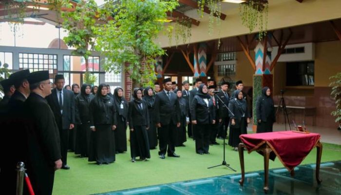 Kepala Dinas Pendidikan Kota Tangerang bersama pejabat fungsional yang baru dikukuhkan dalam prosesi pelantikan di Patio Pusat Pemerintahan Kota Tangerang.