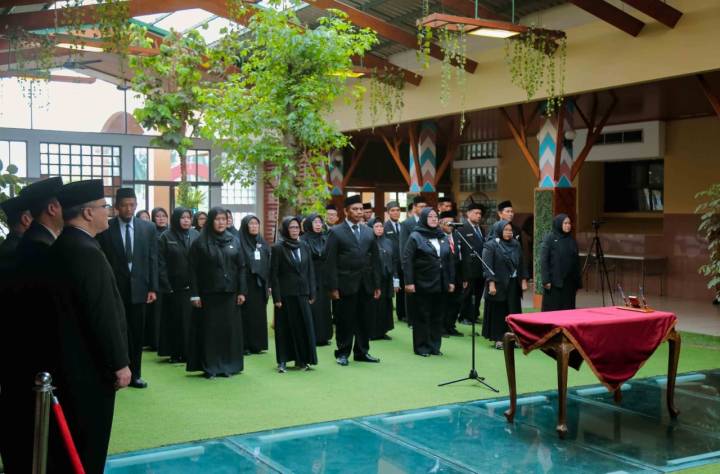 Kepala Dinas Pendidikan Kota Tangerang bersama pejabat fungsional yang baru dikukuhkan dalam prosesi pelantikan di Patio Pusat Pemerintahan Kota Tangerang.