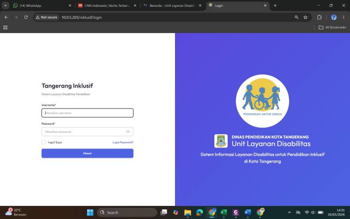 Kepala Dinas Pendidikan Kota Tangerang menunjukkan aplikasi CISADANE yang digunakan untuk memantau layanan pendidikan inklusif bagi siswa penyandang disabilitas.