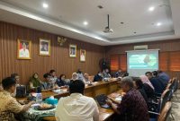 Kepala Disnaker Kota Tangerang saat memberikan pembinaan kepada puluhan LPK swasta guna meningkatkan kualitas tenaga kerja lokal agar siap bersaing di dunia industri.
