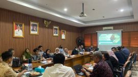 Kepala Disnaker Kota Tangerang saat memberikan pembinaan kepada puluhan LPK swasta guna meningkatkan kualitas tenaga kerja lokal agar siap bersaing di dunia industri.