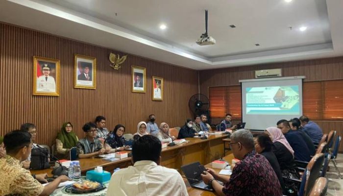 Kepala Disnaker Kota Tangerang saat memberikan pembinaan kepada puluhan LPK swasta guna meningkatkan kualitas tenaga kerja lokal agar siap bersaing di dunia industri.