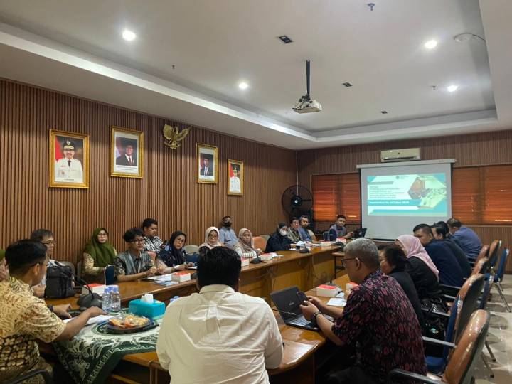 Kepala Disnaker Kota Tangerang saat memberikan pembinaan kepada puluhan LPK swasta guna meningkatkan kualitas tenaga kerja lokal agar siap bersaing di dunia industri.