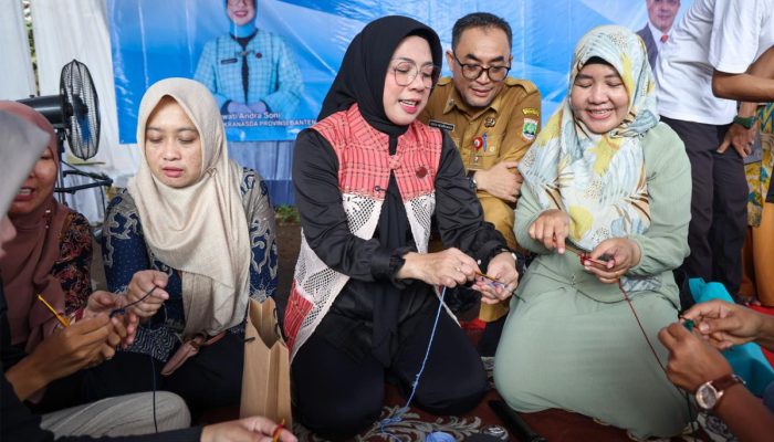 Ketua Dekranasda Banten Tinawati Andra Soni mendorong lahirnya wirausaha baru melalui pelatihan merajut di Kota Serang. Program ini membuka peluang usaha rumahan dan penguatan ekonomi kreatif perempuan.