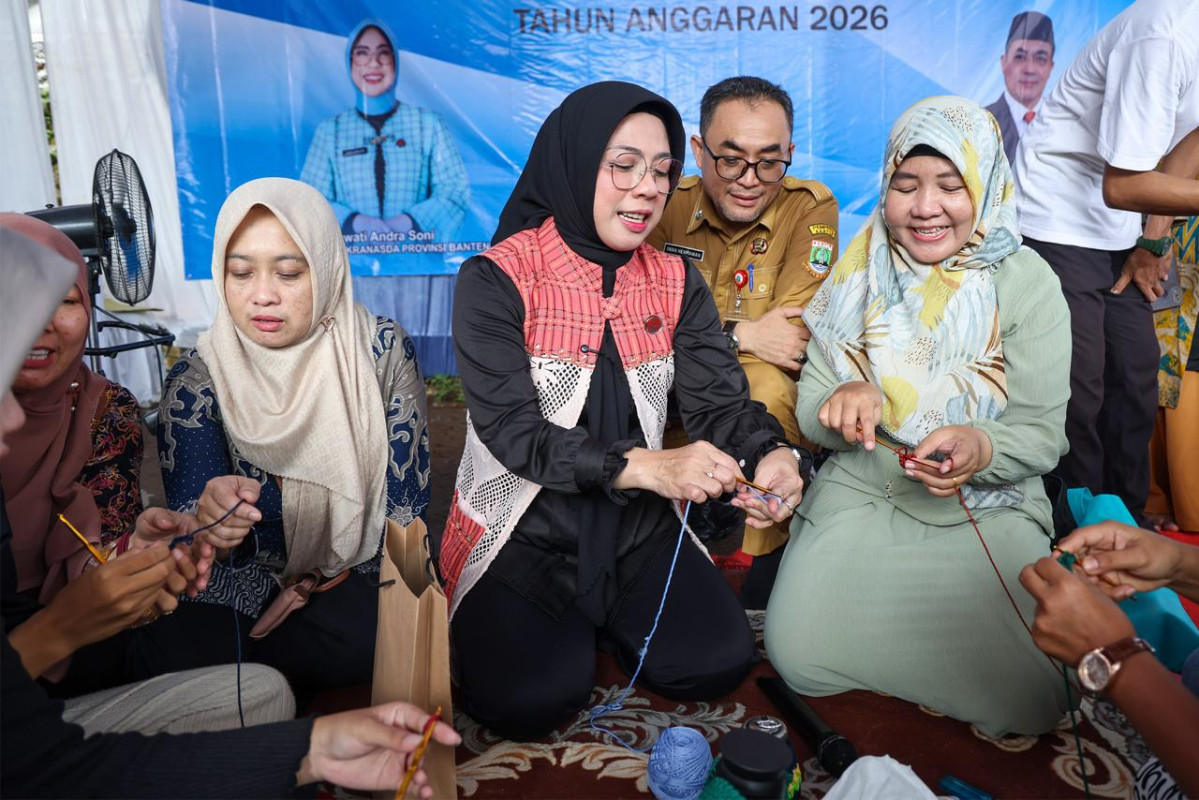 Ketua Dekranasda Banten Tinawati Andra Soni mendorong lahirnya wirausaha baru melalui pelatihan merajut di Kota Serang. Program ini membuka peluang usaha rumahan dan penguatan ekonomi kreatif perempuan.