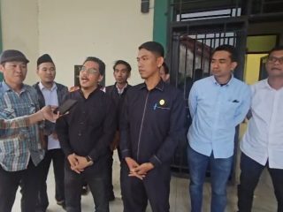 Ketua IKA UIN Banten bersama panitia OC saat mempersiapkan pengukuhan akbar yang akan digelar Juni 2026 di Kampus 3 UIN SMH Banten, Kota Serang, Rabu, 6 Mei 2026.