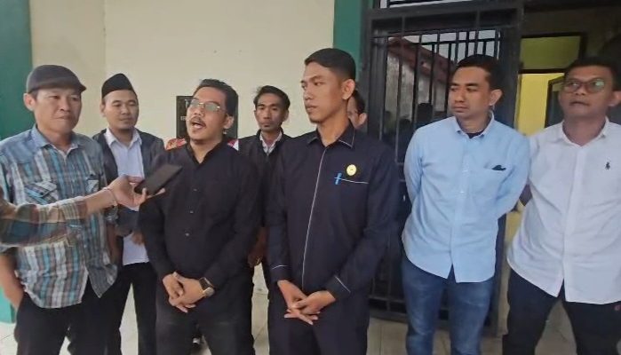 Ketua IKA UIN Banten bersama panitia OC saat mempersiapkan pengukuhan akbar yang akan digelar Juni 2026 di Kampus 3 UIN SMH Banten, Kota Serang, Rabu, 6 Mei 2026.