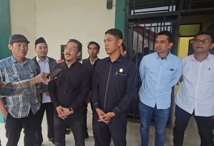Ketua IKA UIN Banten bersama panitia OC saat mempersiapkan pengukuhan akbar yang akan digelar Juni 2026 di Kampus 3 UIN SMH Banten, Kota Serang, Rabu, 6 Mei 2026.