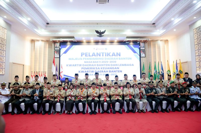 Ketua Kwarnas Gerakan Pramuka Budi Waseso bersama jajaran pengurus Mabida dan Kwarda Pramuka Banten usai pelantikan di Pendopo Gubernur Banten, Jumat, 8 Mei 2026.