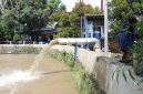 Kondisi aliran Kali Angke di kawasan Cipondoh, Kota Tangerang, yang menjadi fokus evaluasi dan normalisasi untuk mengurangi risiko banjir.
