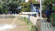 Kondisi aliran Kali Angke di kawasan Cipondoh, Kota Tangerang, yang menjadi fokus evaluasi dan normalisasi untuk mengurangi risiko banjir.