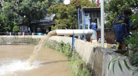 Kondisi aliran Kali Angke di kawasan Cipondoh, Kota Tangerang, yang menjadi fokus evaluasi dan normalisasi untuk mengurangi risiko banjir.