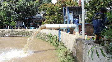 Kondisi aliran Kali Angke di kawasan Cipondoh, Kota Tangerang, yang menjadi fokus evaluasi dan normalisasi untuk mengurangi risiko banjir.