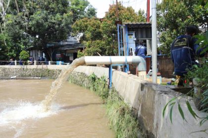 Kondisi aliran Kali Angke di kawasan Cipondoh, Kota Tangerang, yang menjadi fokus evaluasi dan normalisasi untuk mengurangi risiko banjir.
