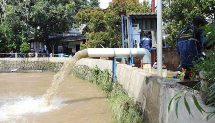 Kondisi aliran Kali Angke di kawasan Cipondoh, Kota Tangerang, yang menjadi fokus evaluasi dan normalisasi untuk mengurangi risiko banjir.