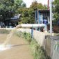 Kondisi aliran Kali Angke di kawasan Cipondoh, Kota Tangerang, yang menjadi fokus evaluasi dan normalisasi untuk mengurangi risiko banjir.