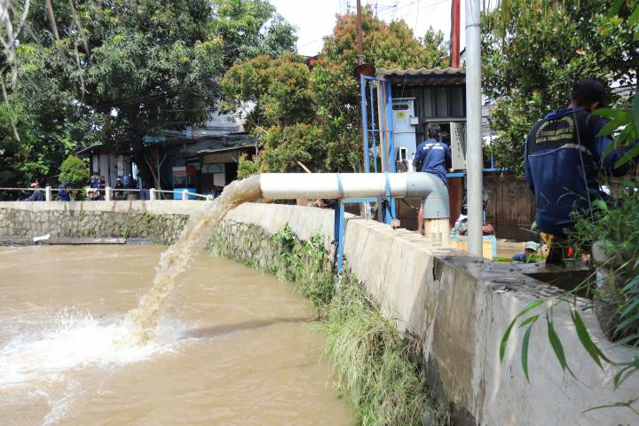 Kondisi aliran Kali Angke di kawasan Cipondoh, Kota Tangerang, yang menjadi fokus evaluasi dan normalisasi untuk mengurangi risiko banjir.