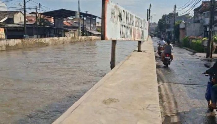 Kondisi terkini aliran Kali Ciputat kecil di sekitar Pintu Air Nuri yang mengalami pendangkalan dan dipenuhi vegetasi liar.