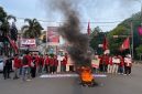 Mahasiswa IMM Serang Raya membakar ban saat aksi Hardiknas 2026 di Alun-alun Kota Serang sebagai simbol protes terhadap kebijakan pendidikan.
