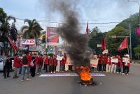 Mahasiswa IMM Serang Raya membakar ban saat aksi Hardiknas 2026 di Alun-alun Kota Serang sebagai simbol protes terhadap kebijakan pendidikan.