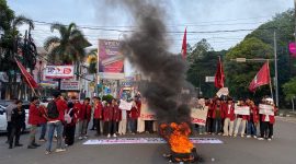 Mahasiswa IMM Serang Raya membakar ban saat aksi Hardiknas 2026 di Alun-alun Kota Serang sebagai simbol protes terhadap kebijakan pendidikan.