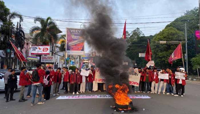 Mahasiswa IMM Serang Raya membakar ban saat aksi Hardiknas 2026 di Alun-alun Kota Serang sebagai simbol protes terhadap kebijakan pendidikan.