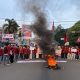 Mahasiswa IMM Serang Raya membakar ban saat aksi Hardiknas 2026 di Alun-alun Kota Serang sebagai simbol protes terhadap kebijakan pendidikan.