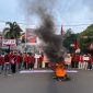 Mahasiswa IMM Serang Raya membakar ban saat aksi Hardiknas 2026 di Alun-alun Kota Serang sebagai simbol protes terhadap kebijakan pendidikan.