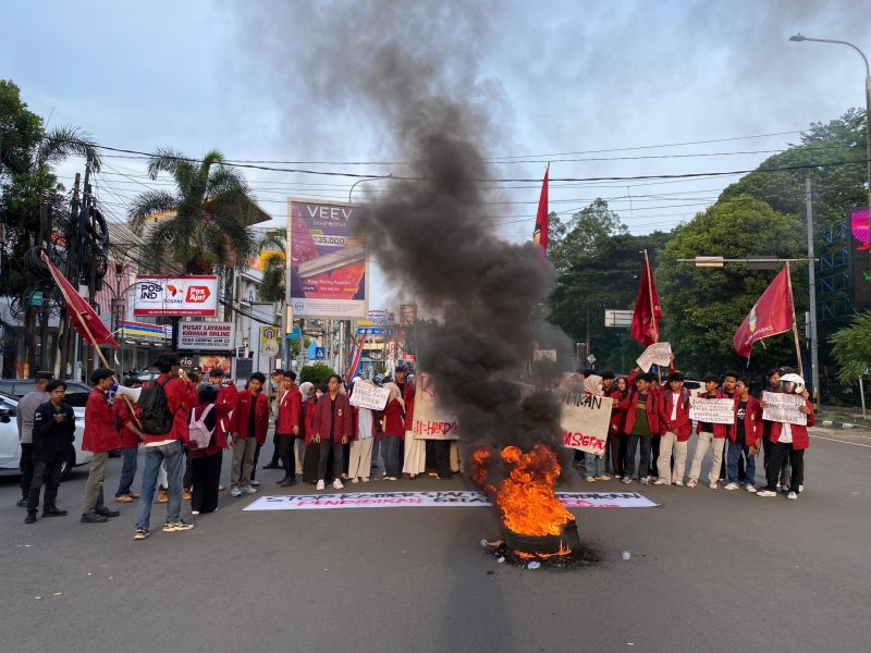 Mahasiswa IMM Serang Raya membakar ban saat aksi Hardiknas 2026 di Alun-alun Kota Serang sebagai simbol protes terhadap kebijakan pendidikan.