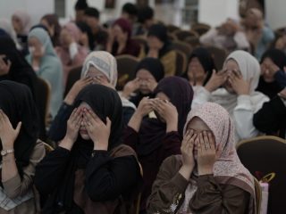 Mahasiswa KPI Fakultas Dakwah UIN Sultan Maulana Hasanuddin Banten mengikuti Pelatihan Dakwah Inklusif di aula fakultas. Kegiatan ini menghadirkan pelatihan bahasa isyarat untuk mendukung dakwah ramah disabilitas