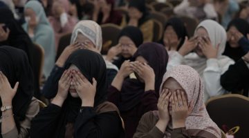 Mahasiswa KPI Fakultas Dakwah UIN Sultan Maulana Hasanuddin Banten mengikuti Pelatihan Dakwah Inklusif di aula fakultas. Kegiatan ini menghadirkan pelatihan bahasa isyarat untuk mendukung dakwah ramah disabilitas
