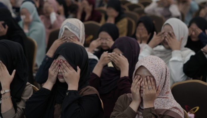 Mahasiswa KPI Fakultas Dakwah UIN Sultan Maulana Hasanuddin Banten mengikuti Pelatihan Dakwah Inklusif di aula fakultas. Kegiatan ini menghadirkan pelatihan bahasa isyarat untuk mendukung dakwah ramah disabilitas