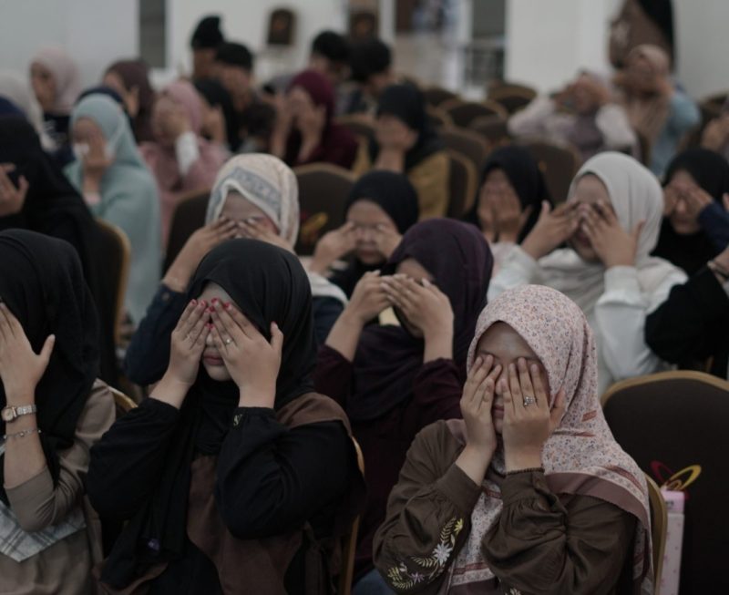 Mahasiswa KPI Fakultas Dakwah UIN Sultan Maulana Hasanuddin Banten mengikuti Pelatihan Dakwah Inklusif di aula fakultas. Kegiatan ini menghadirkan pelatihan bahasa isyarat untuk mendukung dakwah ramah disabilitas