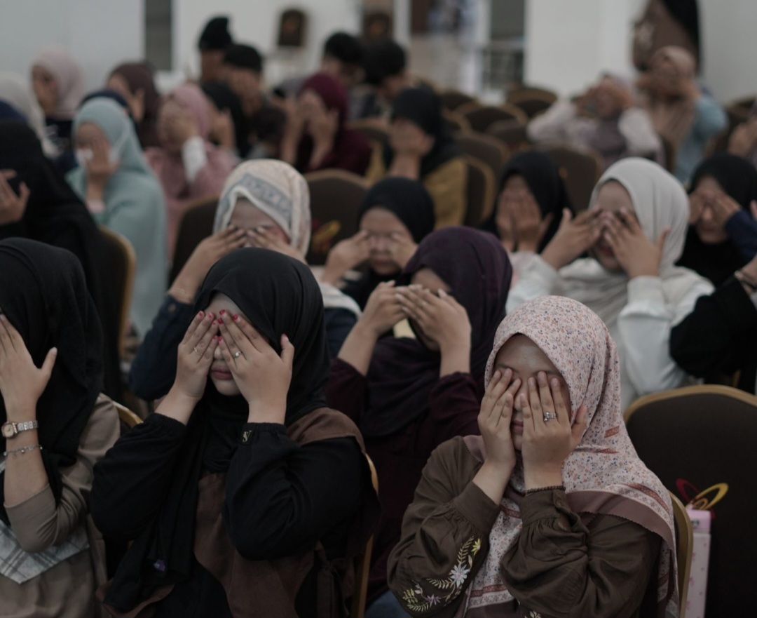 Mahasiswa KPI Fakultas Dakwah UIN Sultan Maulana Hasanuddin Banten mengikuti Pelatihan Dakwah Inklusif di aula fakultas. Kegiatan ini menghadirkan pelatihan bahasa isyarat untuk mendukung dakwah ramah disabilitas