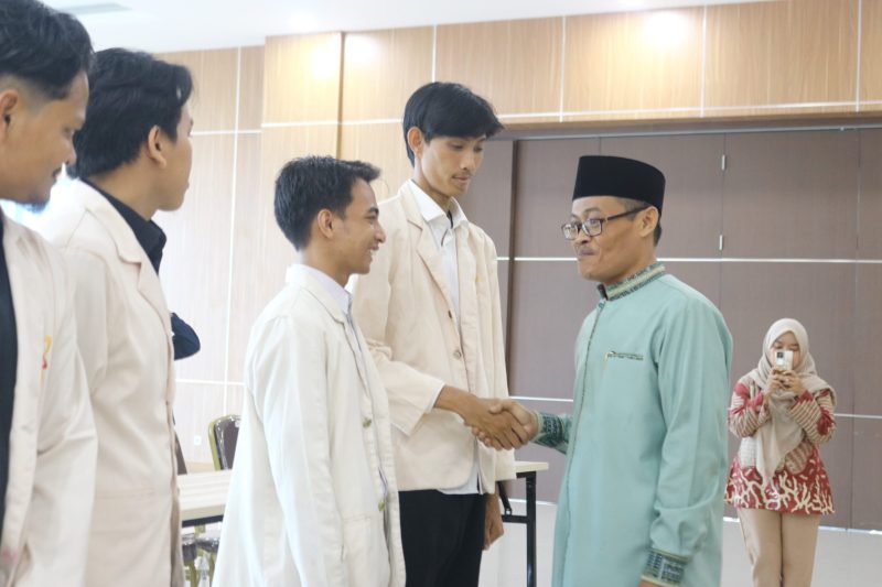 Muhamad Sahid dan Fajar Nugraha resmi dilantik sebagai Presiden dan Wakil Presiden Mahasiswa DEMA UIN SMH Banten periode 2026 di Aula Serbaguna Gedung Rektorat UIN SMH Banten, Kamis, 7 Mei 2026.