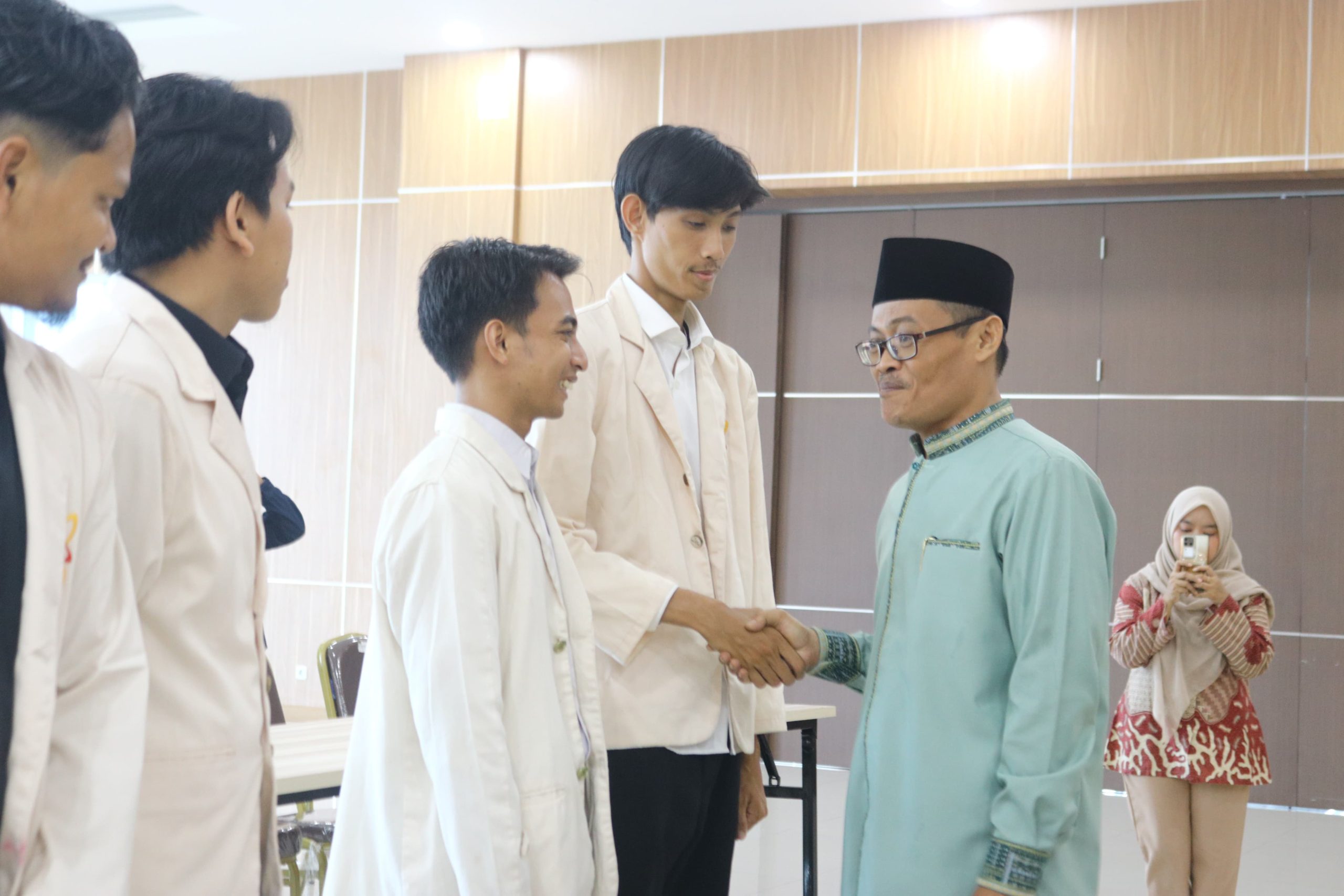 Muhamad Sahid dan Fajar Nugraha resmi dilantik sebagai Presiden dan Wakil Presiden Mahasiswa DEMA UIN SMH Banten periode 2026 di Aula Serbaguna Gedung Rektorat UIN SMH Banten, Kamis, 7 Mei 2026.