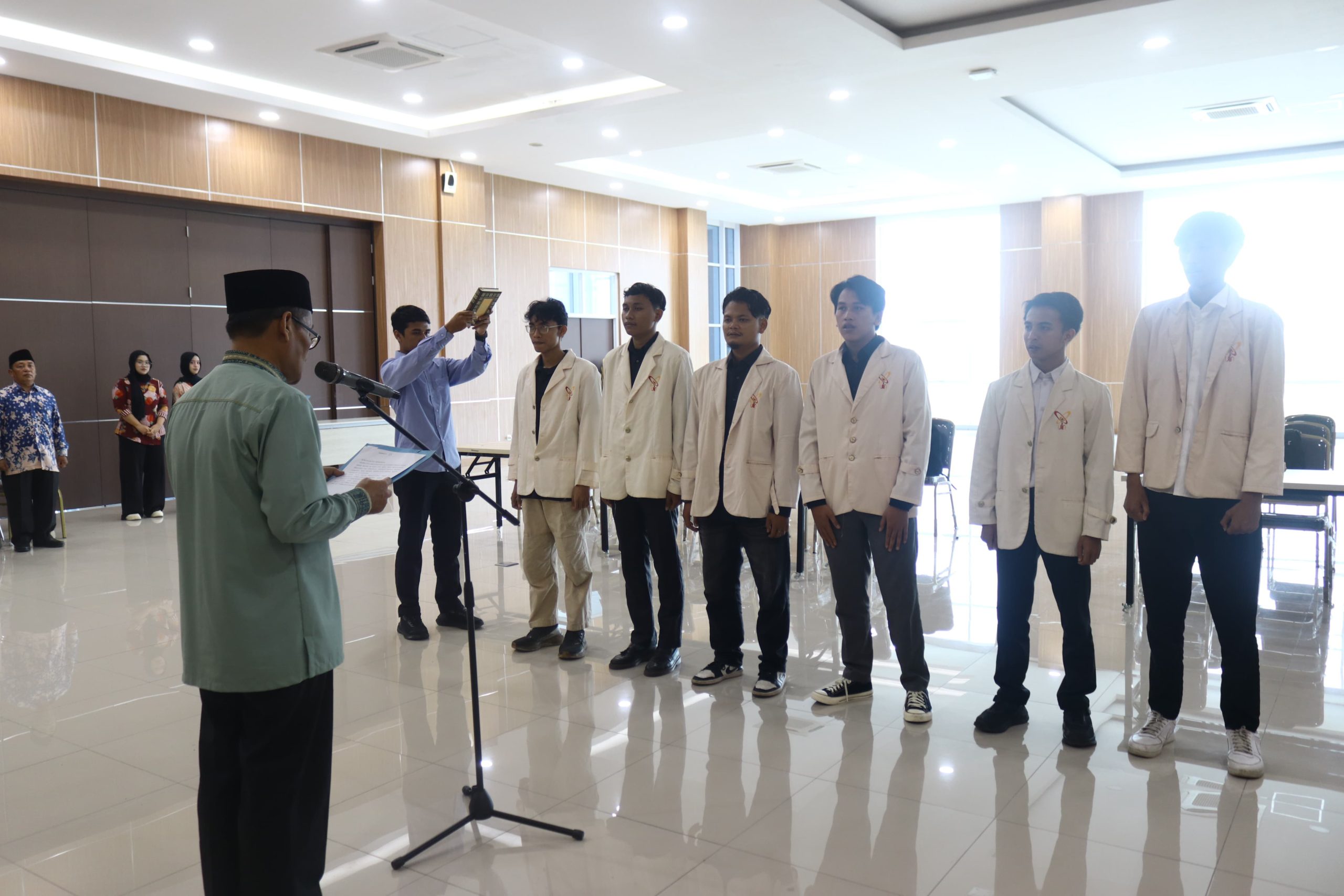 Muhamad Sahid dan Fajar Nugraha resmi dilantik sebagai Presiden dan Wakil Presiden Mahasiswa DEMA UIN SMH Banten periode 2026 di Aula Serbaguna Gedung Rektorat UIN SMH Banten, Kamis, 7 Mei 2026.