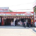 Nasi Mandhi Bosgil sukses mencuri perhatian warga Tangerang lewat menu kambing muda bakar dan nasi mandhi bercita rasa Timur Tengah. Harga terjangkau dan rempah khas jadi daya tarik utama