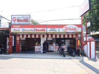 Nasi Mandhi Bosgil sukses mencuri perhatian warga Tangerang lewat menu kambing muda bakar dan nasi mandhi bercita rasa Timur Tengah. Harga terjangkau dan rempah khas jadi daya tarik utama