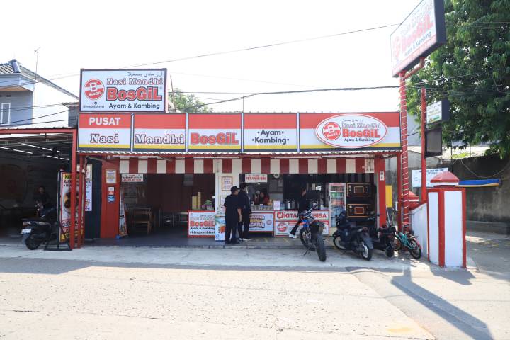 Nasi Mandhi Bosgil sukses mencuri perhatian warga Tangerang lewat menu kambing muda bakar dan nasi mandhi bercita rasa Timur Tengah. Harga terjangkau dan rempah khas jadi daya tarik utama