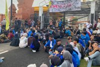 Puluhan mahasiswa PMII Kota Serang menggelar aksi demonstrasi di depan Gedung DPRD Banten sambil membawa spanduk tuntutan terkait pendidikan dan ketenagakerjaan.
