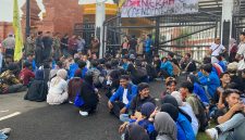 Puluhan mahasiswa PMII Kota Serang menggelar aksi demonstrasi di depan Gedung DPRD Banten sambil membawa spanduk tuntutan terkait pendidikan dan ketenagakerjaan.