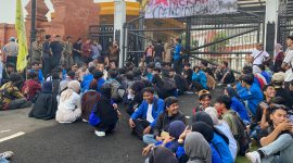 Puluhan mahasiswa PMII Kota Serang menggelar aksi demonstrasi di depan Gedung DPRD Banten sambil membawa spanduk tuntutan terkait pendidikan dan ketenagakerjaan.