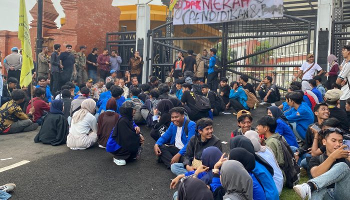 Puluhan mahasiswa PMII Kota Serang menggelar aksi demonstrasi di depan Gedung DPRD Banten sambil membawa spanduk tuntutan terkait pendidikan dan ketenagakerjaan.