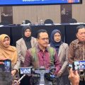Ketua Panitia Nasional PMB PTKIN Prof. Dr. Abd Aziz saat memberikan keterangan terkait lonjakan pendaftar UM-PTKIN 2026 dalam konferensi pers di Jakarta