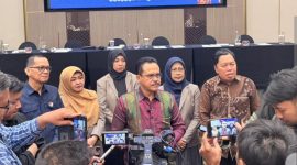 Ketua Panitia Nasional PMB PTKIN Prof. Dr. Abd Aziz saat memberikan keterangan terkait lonjakan pendaftar UM-PTKIN 2026 dalam konferensi pers di Jakarta