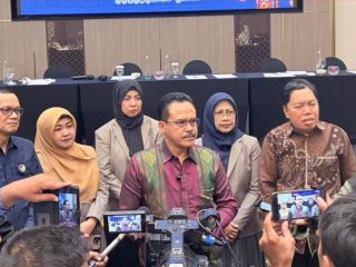 Ketua Panitia Nasional PMB PTKIN Prof. Dr. Abd Aziz saat memberikan keterangan terkait lonjakan pendaftar UM-PTKIN 2026 dalam konferensi pers di Jakarta