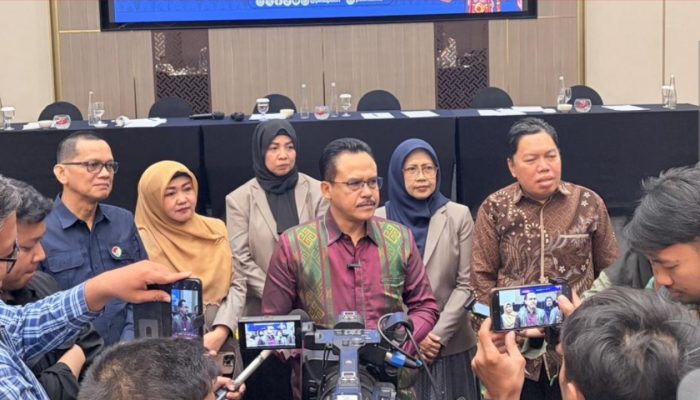 Ketua Panitia Nasional PMB PTKIN Prof. Dr. Abd Aziz saat memberikan keterangan terkait lonjakan pendaftar UM-PTKIN 2026 dalam konferensi pers di Jakarta