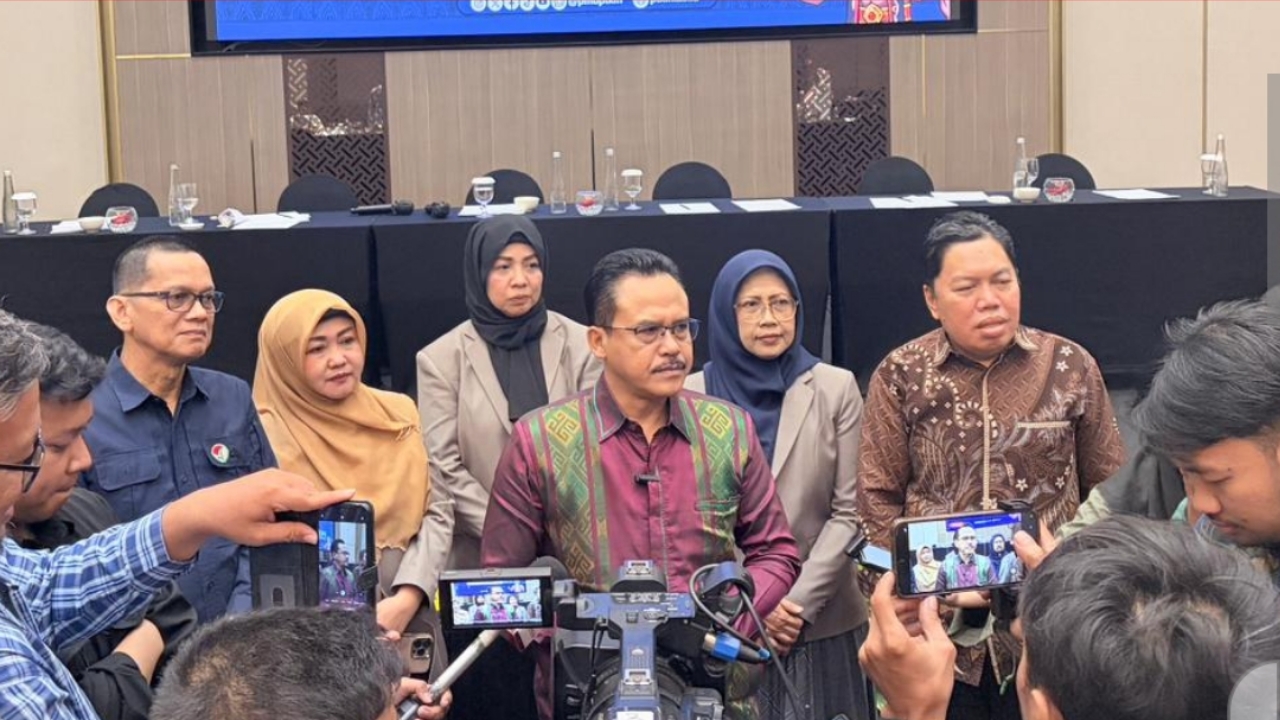 Ketua Panitia Nasional PMB PTKIN Prof. Dr. Abd Aziz saat memberikan keterangan terkait lonjakan pendaftar UM-PTKIN 2026 dalam konferensi pers di Jakarta